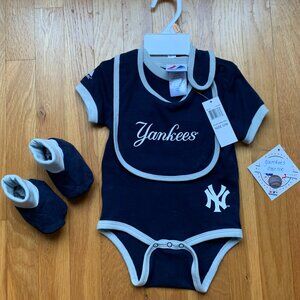 NWT Majestic Yankees 3-Piece Onesie Set 12 months Bib and Booties